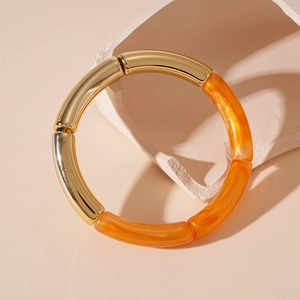 Détail du bracelet style bambou avec segments en métal doré et résine orange