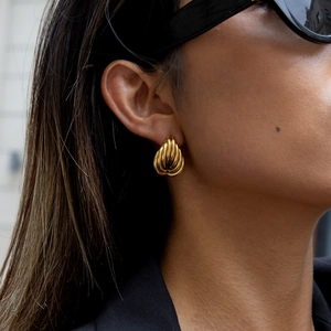 Boucles d'oreilles larmes dorées en acier inoxydable poli pour un look chic et luxe
