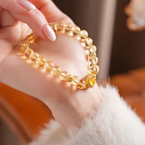 Bracelet élégant en citrine avec perles dorées et pendentif précieux en forme de cœur
