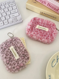 Portacarte multiuso in peluche leopardato con anello metallico e cerniera lampo