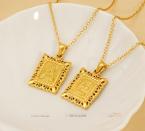 Détail de pendentifs carrés plaqués or 18K avec lettres évidées A et E en gros plan
