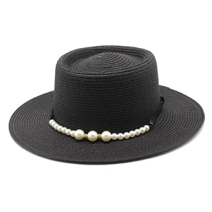 Cappello di paglia nero da donna con eleganti perle e nastro per vacanze estive