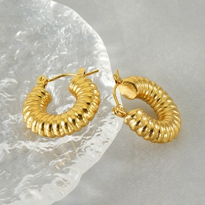 Orecchini a cerchio vintage in acciaio al titanio placcato oro con design a spirale