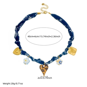 Collier foulard en soie bleu avec cœur léopard et breloques de fleurs dorées pour femme
