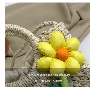 Detail einer handgewebten Strohtasche mit Sonnenblumen-Accessoire und weißem Faltfutter