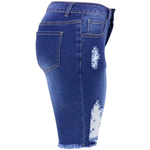 Vue détaillée d'un short en jean bleu foncé avec déchirures et ourlets effilochés