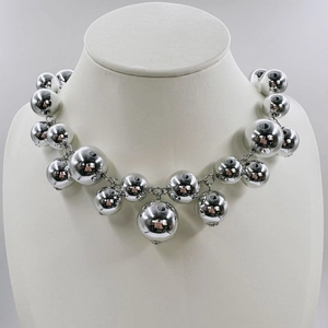 Vue détaillée d'un collier plastron à boules argentées sur un buste de mannequin blanc