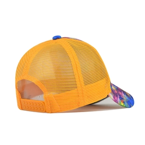 Dettaglio della chiusura regolabile e rete gialla sulla corona del cappello trucker