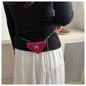 Détail de la mini pochette rose avec badge papillon argenté et ceinture à chaîne