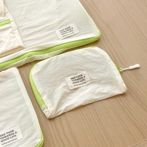 Detalle de bolsas de viaje de nailon con cremalleras verdes vibrantes y etiquetas
