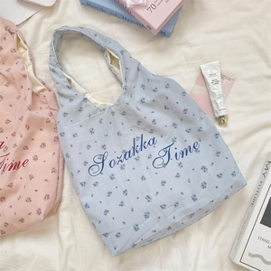 Detailansicht flachgelegter Canvas-Stoffbeutel mit Blumenmuster und Sozakka Time Text