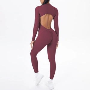 Detail eines burgunderroten Yoga-Bodysuits mit herzförmigem Rückenausschnitt und Raffung