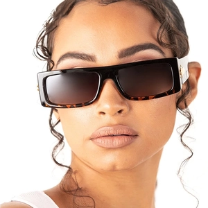 Nahaufnahme einer rechteckigen Sonnenbrille in Schildpatt-Optik mit Verlaufsgläsern