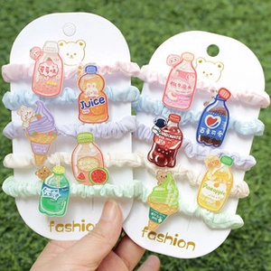 Gros plan d'élastiques à cheveux avec breloques mignonnes en acrylique pour dessert