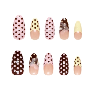 Uñas postizas con lunares rosas y crema y pequeños brillantes de diseño elegante