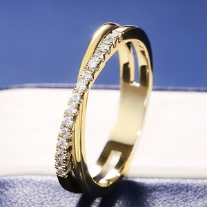 Bague croisée bicolore élégante avec zircons cubiques étincelants et finition dorée