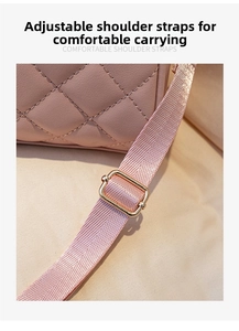 Détail de la bandoulière réglable en tissu avec boucle dorée sur un sac matelassé