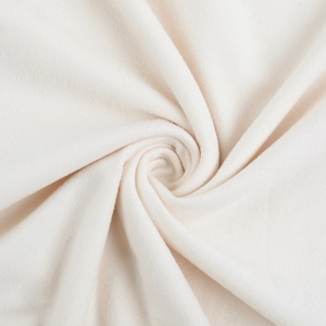 Detailaufnahme von weißem Strickstoff mit weichen Fasern und elegantem Faltenwurf