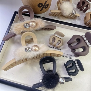 Plush Hair Claw Clip With Rhinestone And Faux Artificial Pearl Large Fuzzy Shark Clip For Women Autumn Winter Elegant Hair Accessory