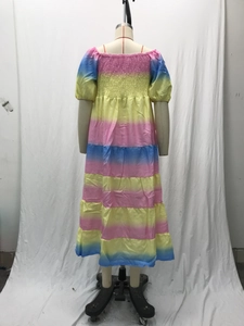 Detail eines Regenbogen-Maxikleides mit Puffärmeln und gestuftem Saum auf einer Schneiderpuppe