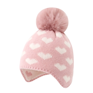 Ensemble bonnet et écharpe en tricot rose pour bébé avec motifs cœurs et pompon