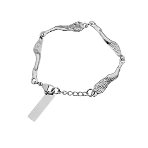 Minimalist irregular leaf-link silver metal bracelet with lobster clasp on white background