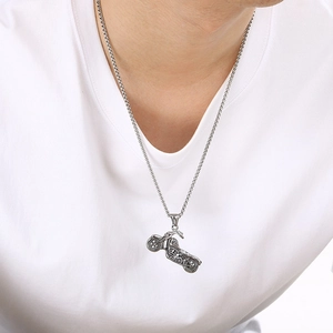 Collana con ciondolo a forma di moto in acciaio inossidabile retrò per uomo argento