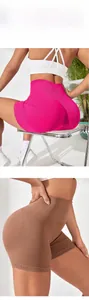Detailansicht der hoch taillierten Ripp-Yoga-Shorts mit Fokus auf Struktur und Passform