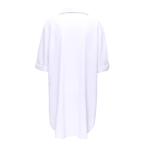 Vista trasera de blusa larga de gasa blanca con detalle de cuello y puños de manga doblados