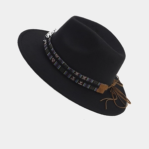 Detalle de sombrero fedora de lana negra con banda étnica tejida y cordón de cuero