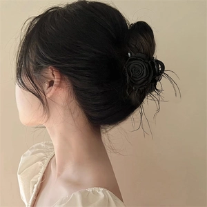 Pince à cheveux rose noire en tissu et plumes pour coiffures élégantes de femmes