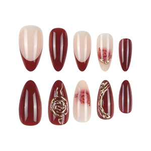 Unghie finte a mandorla bordeaux e bianche con rilievo dorato e rose rosse dipinte