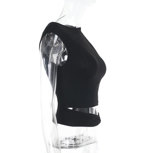 Dettaglio del crop top nero senza maniche con design a incrocio in vita su manichino