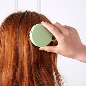 Brosse de massage cuir chevelu en silicone vert pour éliminer les pellicules