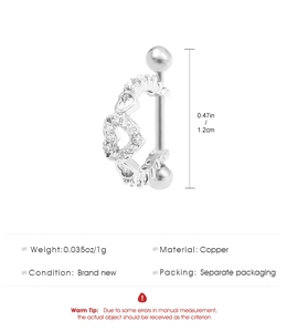 Makroansicht der dreifachen Herz-Ohrklemme aus Kupfer mit Zirkonia-Steinen und 1,2 cm Höhe
