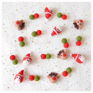Detail der weihnachtlichen Wollfilz-Anhänger mit Rentier und Weihnachtsmann-Design