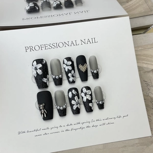 Faux ongles faits main noir et blanc avec fleurs en relief 3D et breloques oursons