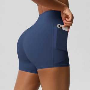 Vue détaillée du short de yoga taille haute avec poche latérale en bleu marine foncé