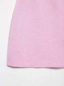 Gros plan sur la texture du tricot rose montrant les détails des mailles et du tissage de qualité