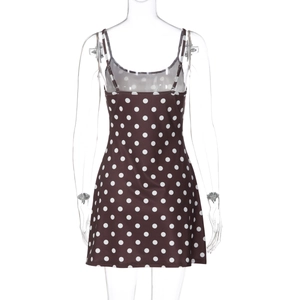 Vue détaillée du dos d'une robe marron à pois avec des bretelles fines ajustables