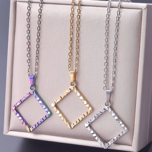 Detailansicht quadratischer strukturierter Anhänger in Regenbogen, Gold und Silber