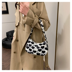 Sac sous le bras de style français avec motif de cœur noir et bandoulière assortie sur modèle