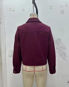 Detailansicht der Rückenschneiderei und des Wollmischgewebes der burgunderroten Jacke