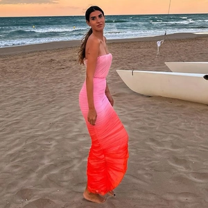 Rosa-orangefarbenes Verlaufs-Schlauchkleid mit plissiertem Netzstoff am Strand