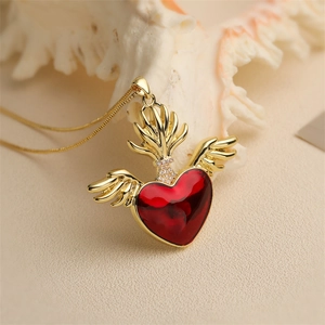 Collier ailes dorées avec pendentif cœur rouge et couronne de zircons sur chaîne fine
