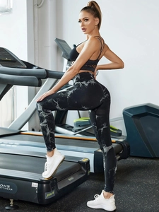 Détail de l'ensemble legging de yoga taille haute et brassière sport à motif marbré