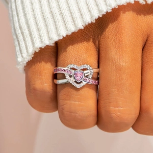 Anello elegante in argento 925 con pietra rosa a forma di cuore su mano donna