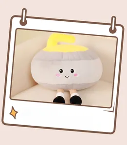 Détail de la poignée jaune et de la texture en peluche grise douce de la poupée curling