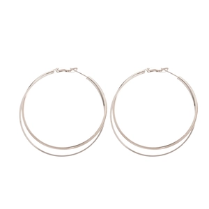 Boucles d'oreilles créoles doubles géométriques argentées avec design croisé minimaliste