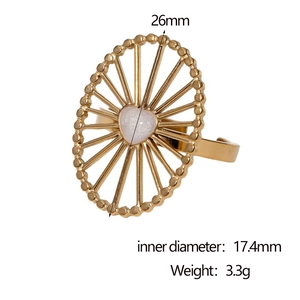 Dettaglio anello sole in acciaio dorato con cuore bianco e dimensioni del prodotto